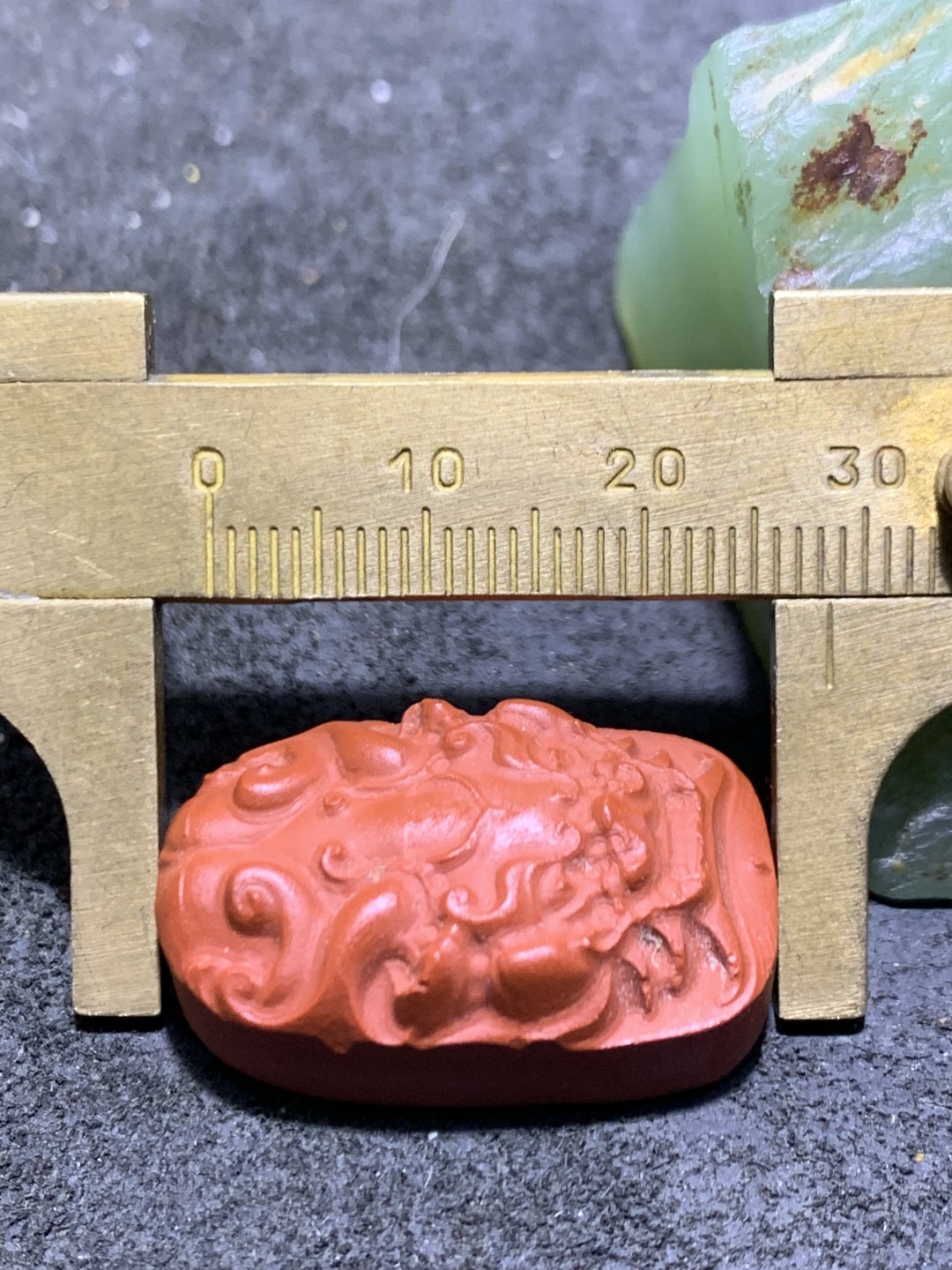 精美戈壁彩玉雕刻兽首牌子一个！
