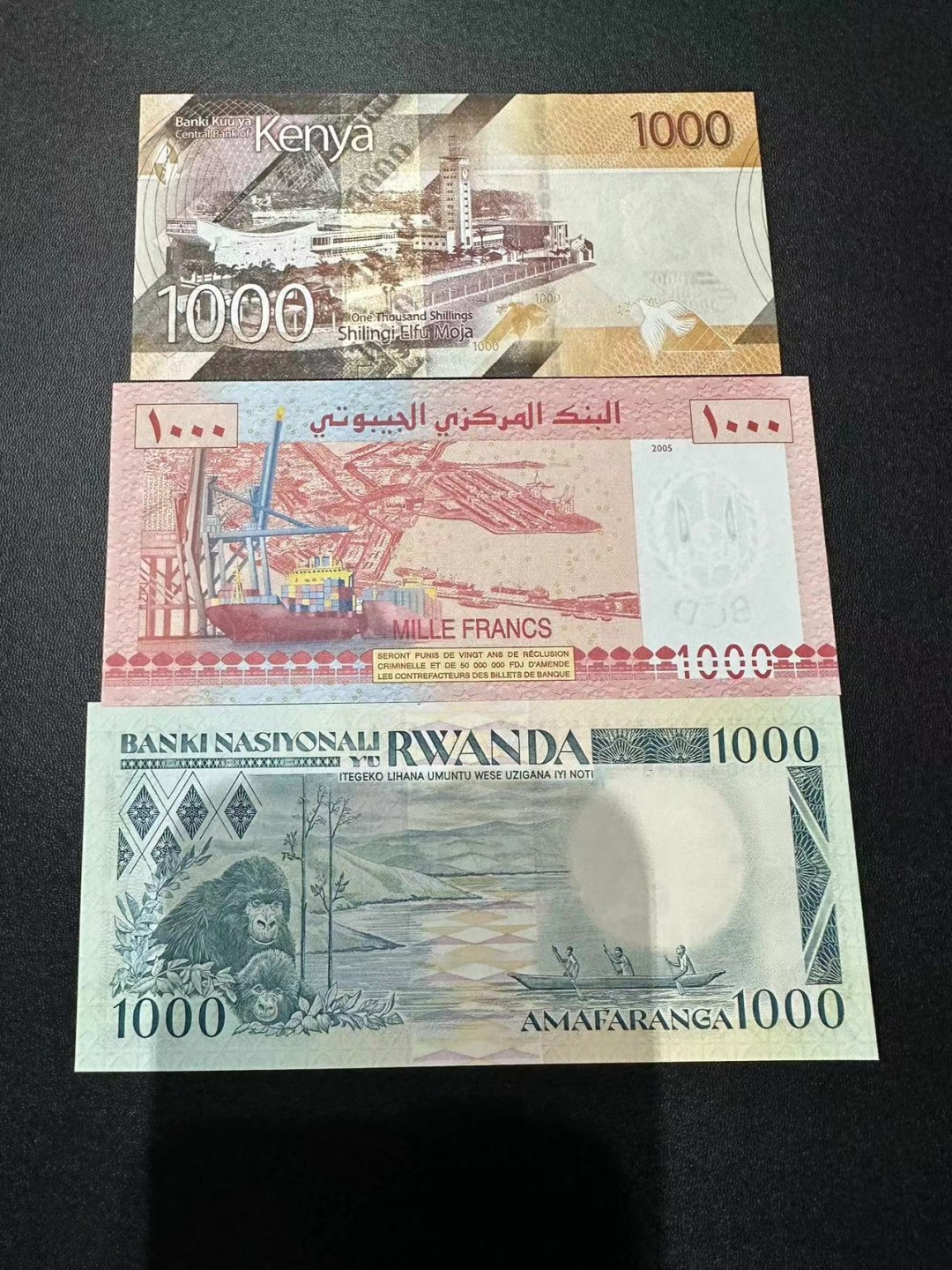 《外钞收藏家》第二百四十六期 连拍场四 肯尼亚、吉布提、卢旺达三张 全新UNC