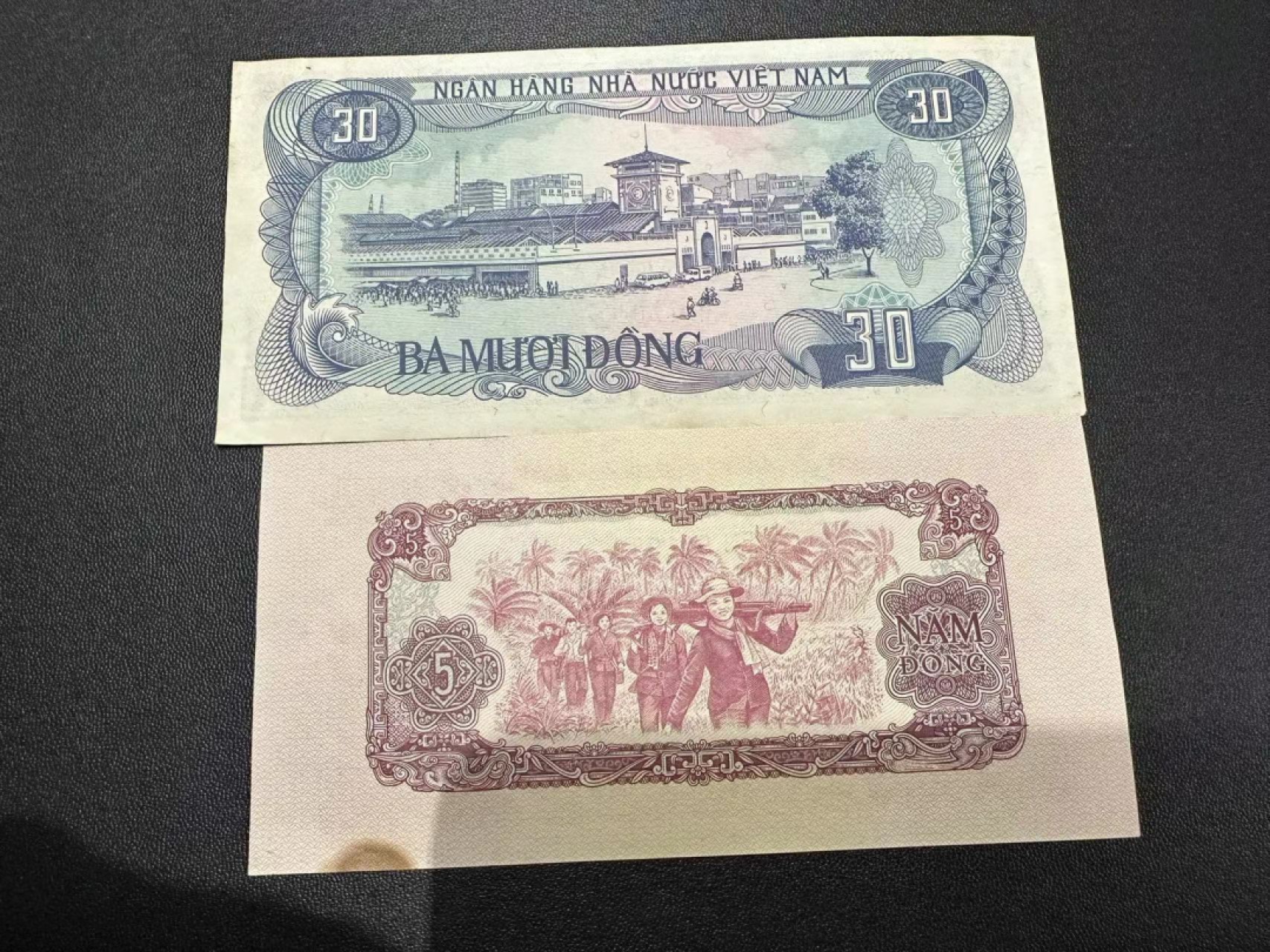 《外钞收藏家》第二百四十七期 连拍场五 越南10有一块瑕疵 30面额AU品相 两张一起