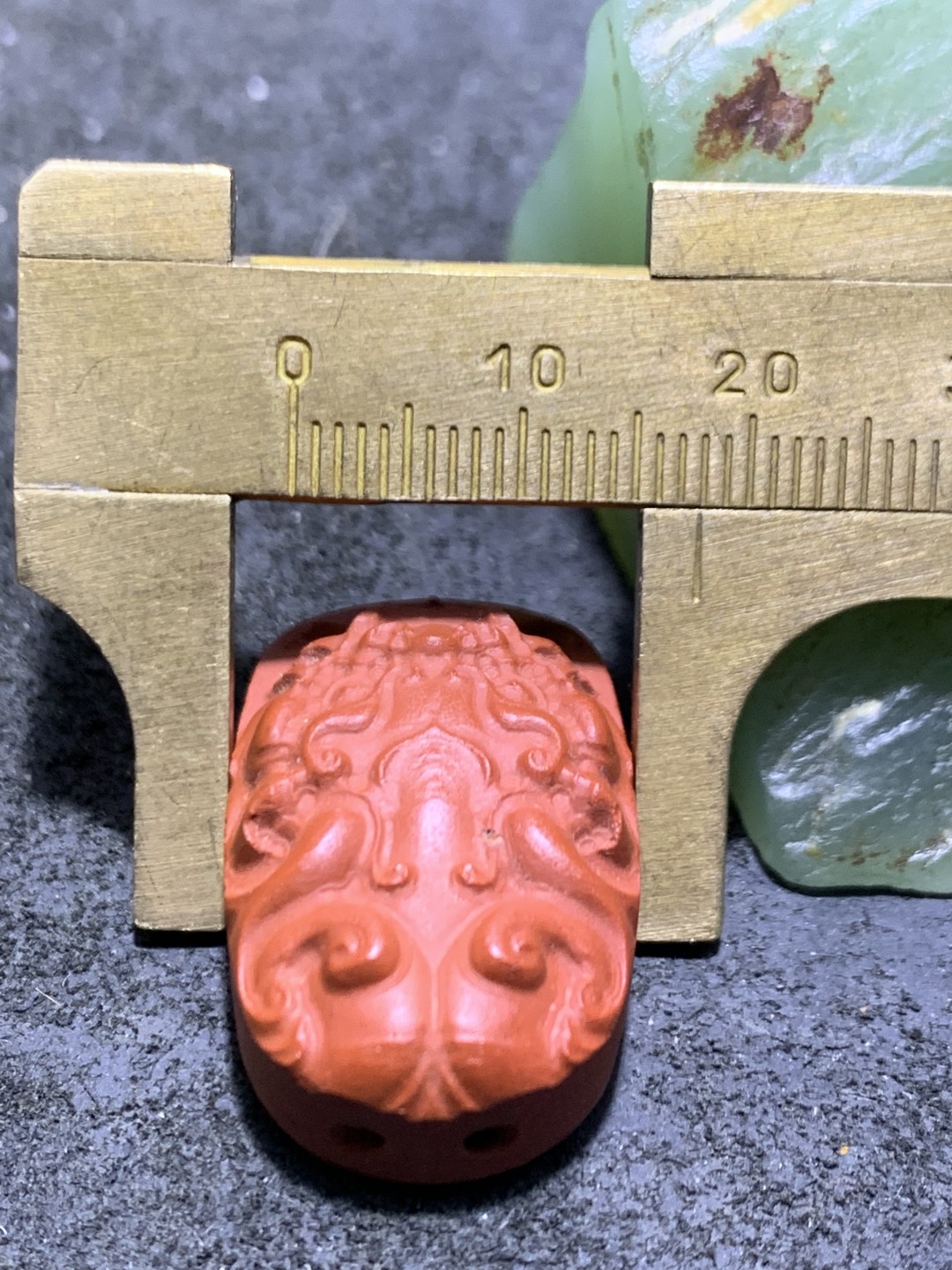 精美戈壁彩玉雕刻兽首牌子一个！