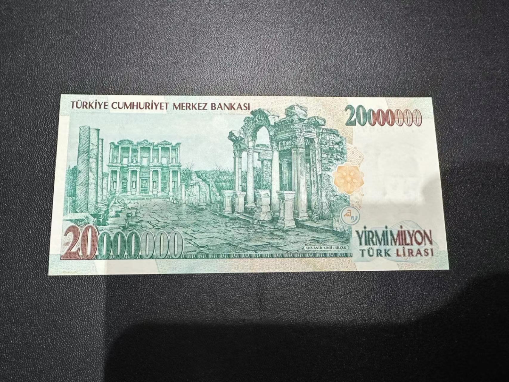 《外钞收藏家》第二百四十六期 连拍场四 土耳其2000万 全新 一个角潮了