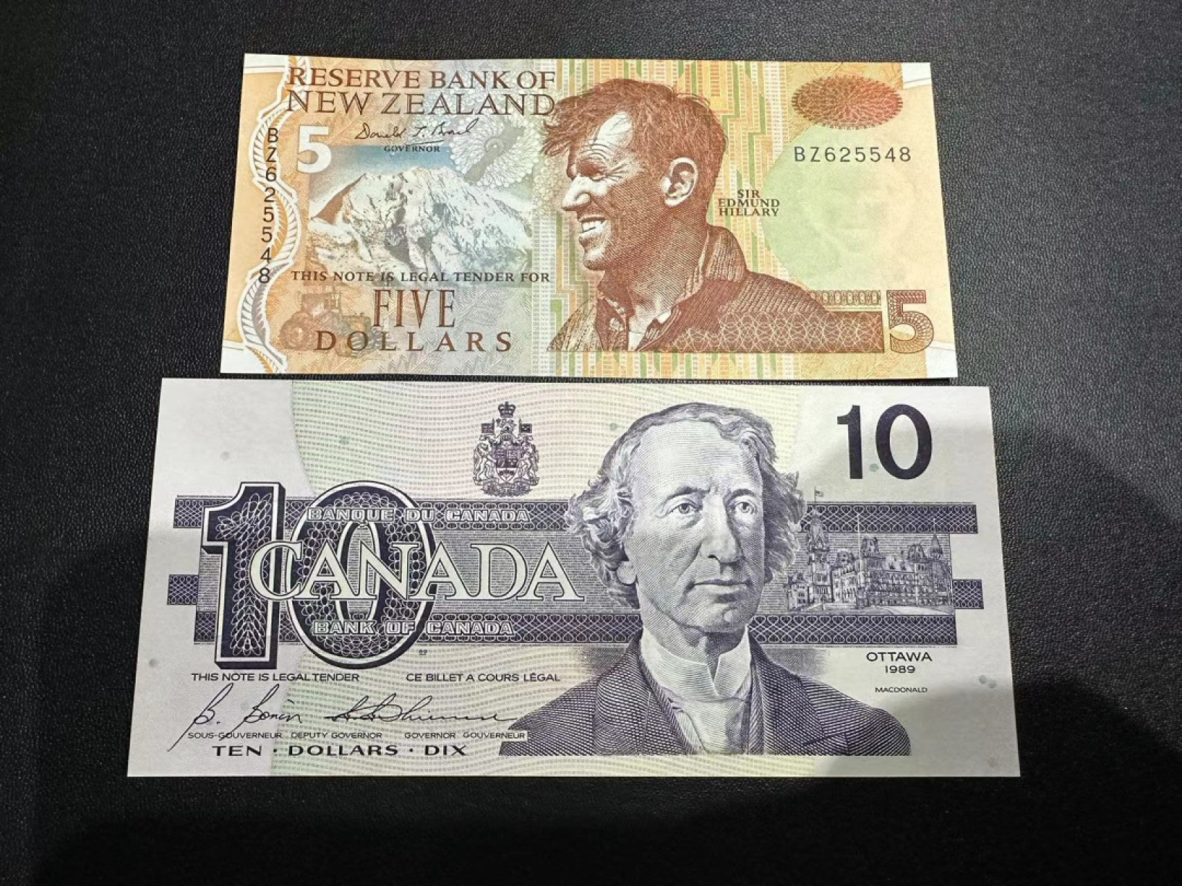 《外钞收藏家》第二百四十六期 连拍场四 新西兰和加拿大两张 全新 加拿大极轻微潮