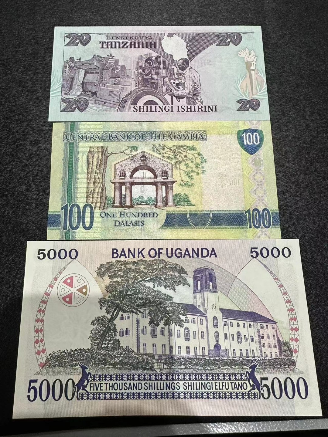 《外钞收藏家》第二百四十六期 连拍场四 三个国家一起 全新 5000有少量潮