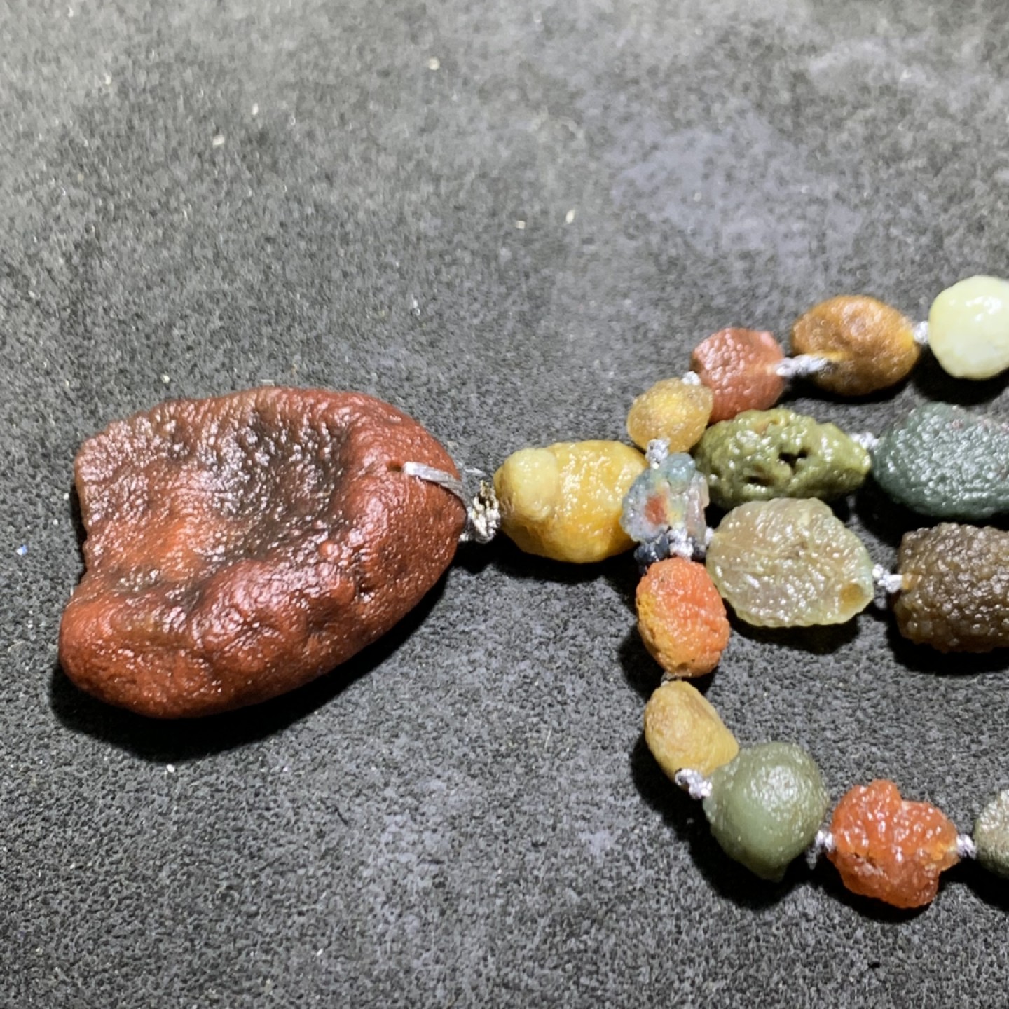 精美新疆黑山筋脉石玛瑙原石项链一条，
