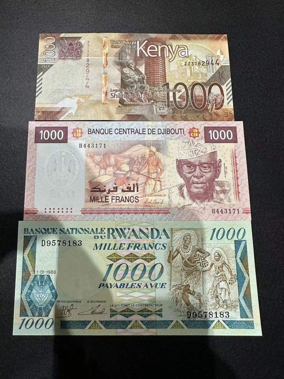 《外钞收藏家》第二百四十六期 连拍场四 肯尼亚、吉布提、卢旺达三张 全新UNC