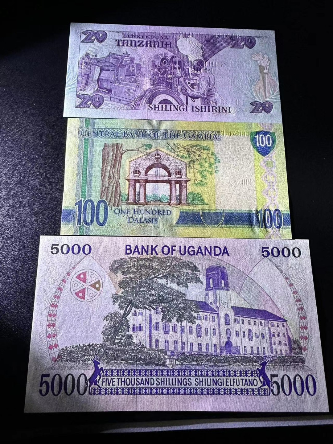 《外钞收藏家》第二百四十六期 连拍场四 三个国家一起 全新 5000有少量潮