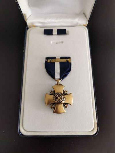 盛世勋华——号角文化勋章专场拍卖第90期（加群请扫码加微信 加qq群请截图扫码） - 美国海军十字勋章 带原盒 略