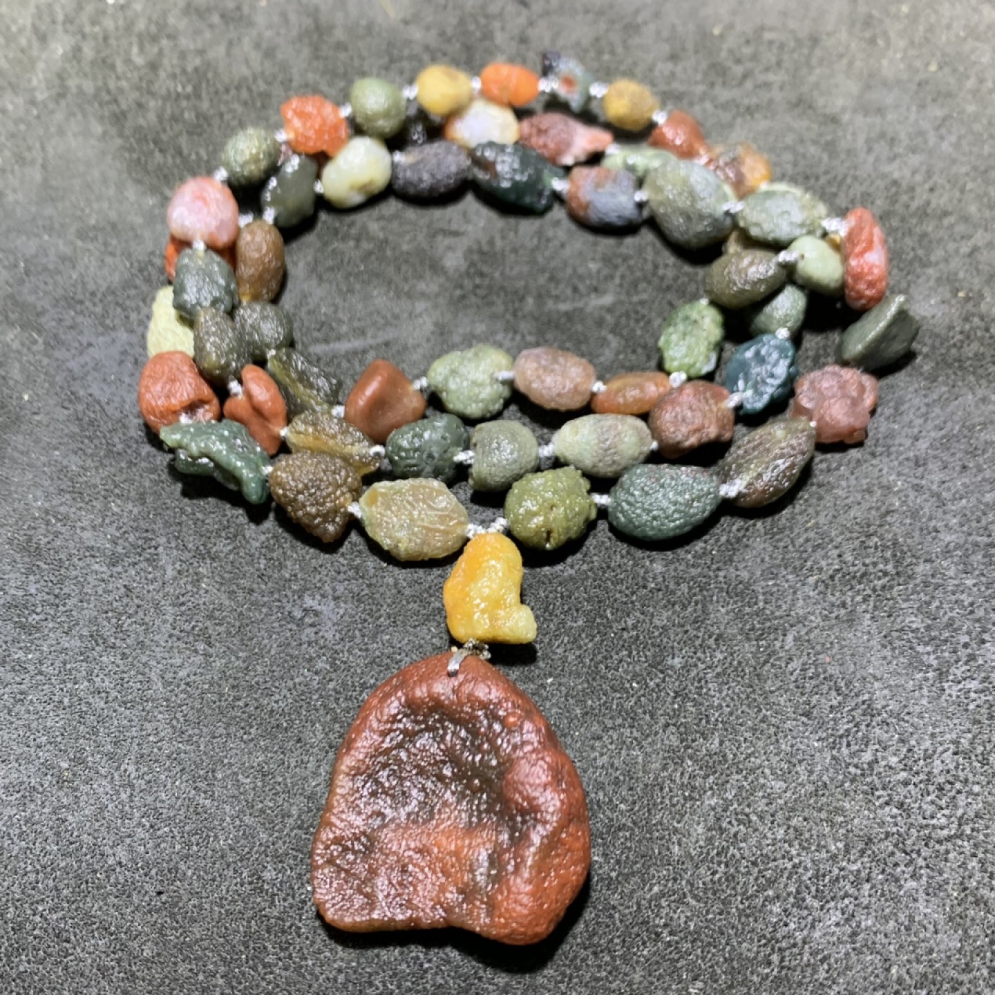 精美新疆黑山筋脉石玛瑙原石项链一条，