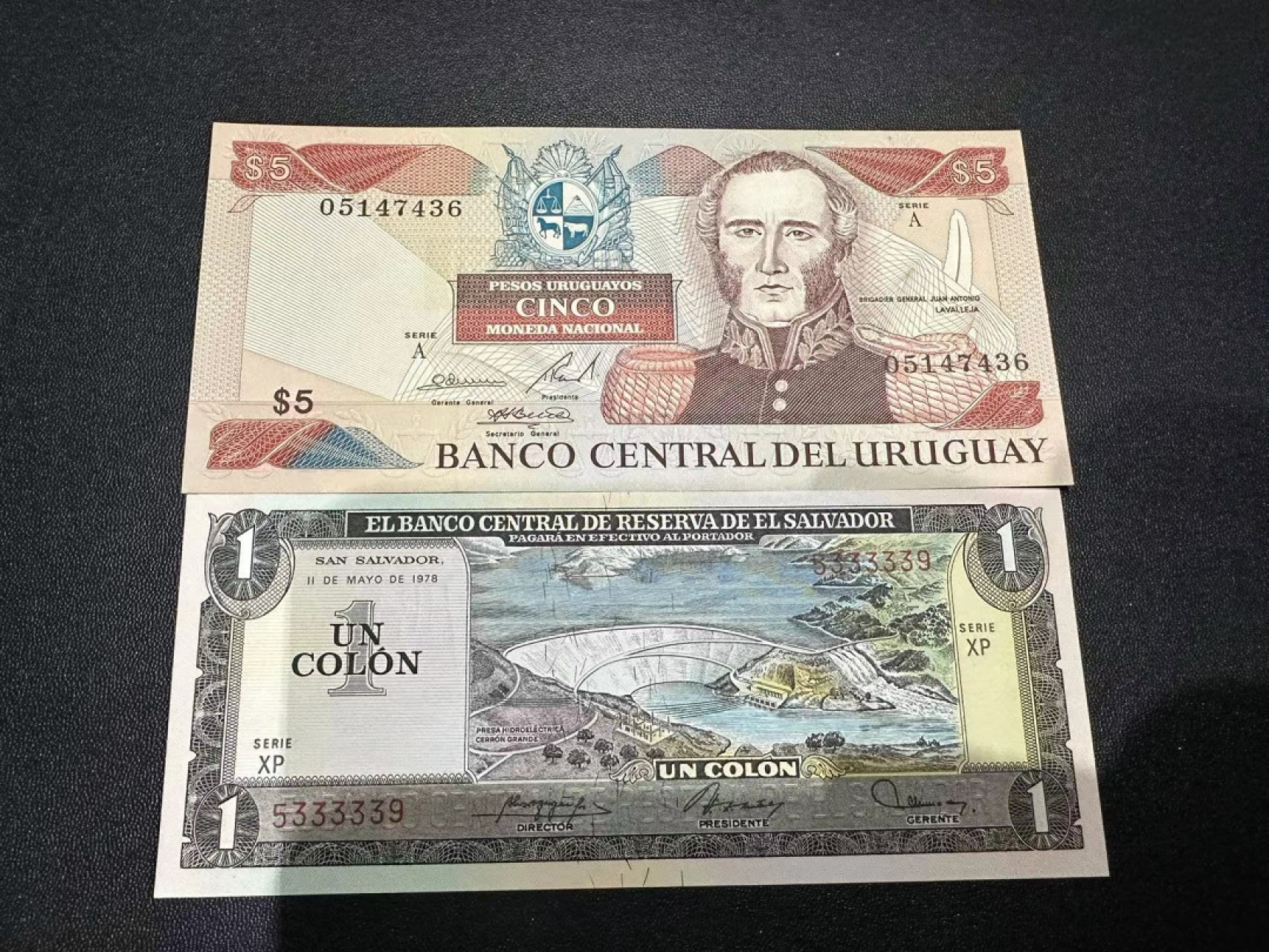 《外钞收藏家》第二百四十六期 连拍场四 乌拉圭、萨尔瓦多两张一起 全新UNC