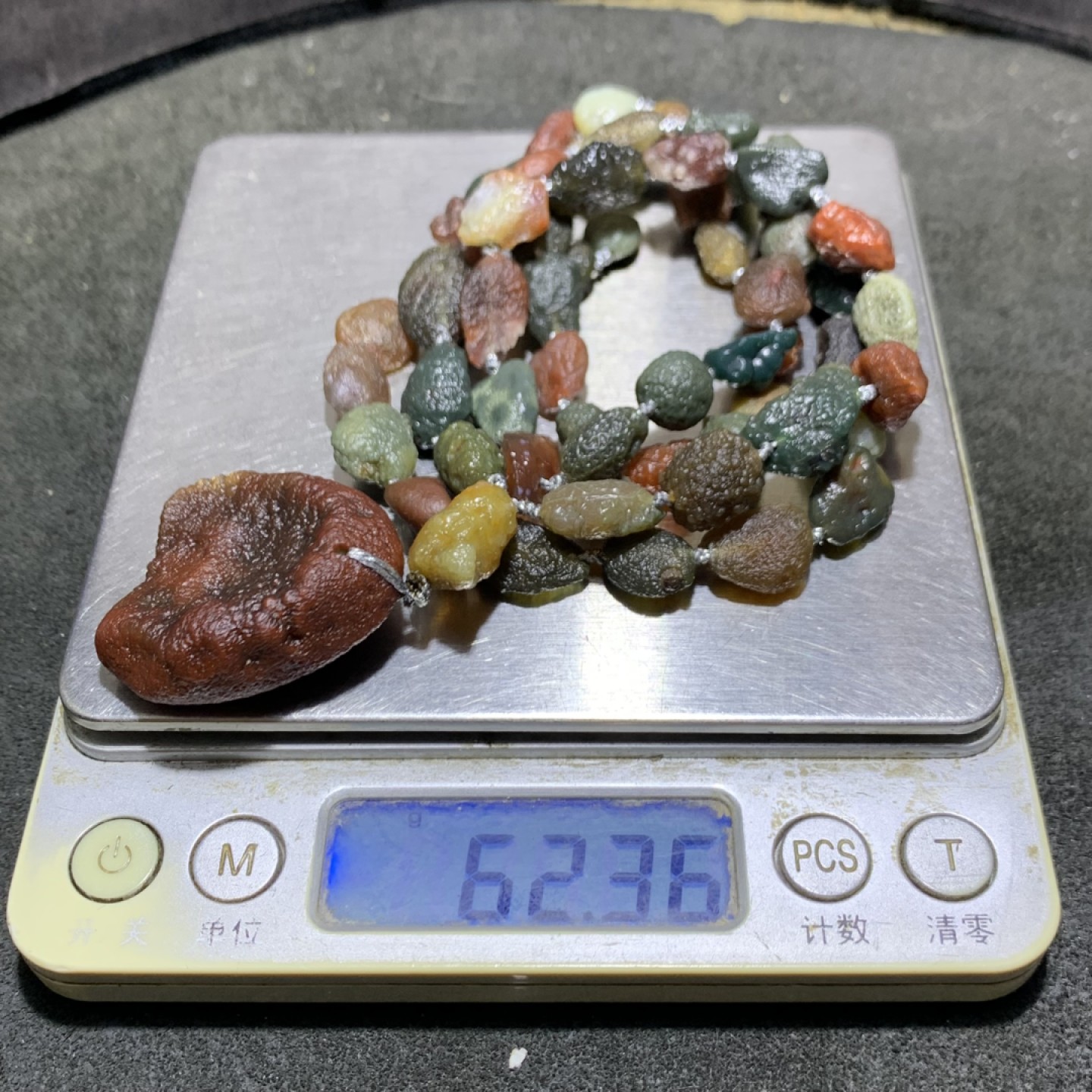精美新疆黑山筋脉石玛瑙原石项链一条，