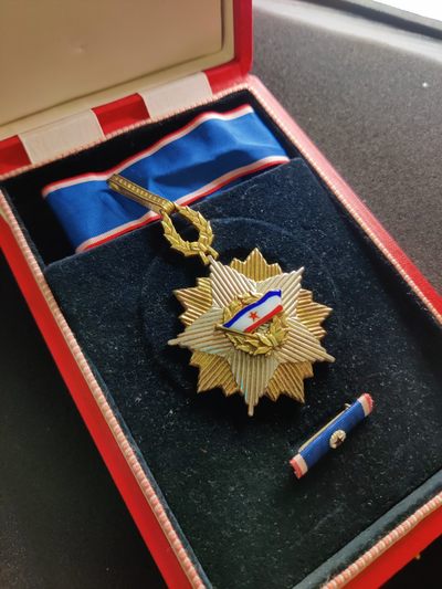 全场0元起拍 第34期 咸鱼国勋章拍卖专场 3月1日（周三）下午6：00开始 - 早期五火炬滚边盒版 南斯拉夫旗帜勋章颈授 带盒略+