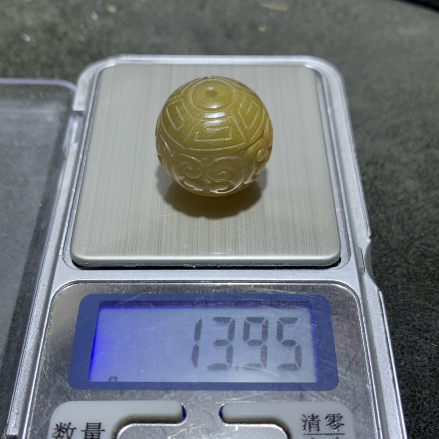 精美高润度冻料飘金沙蒙料战国红雕刻回纹珠子一颗，