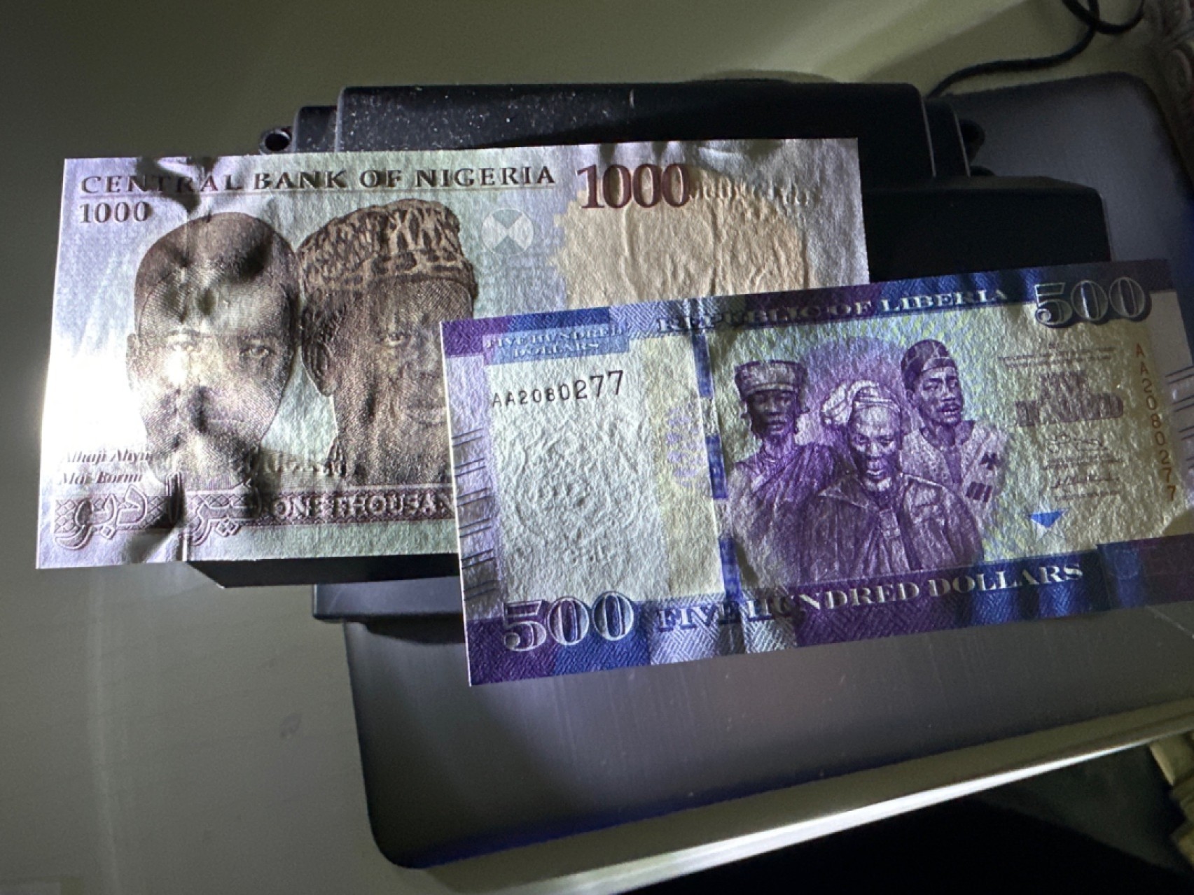 《外钞收藏家》第二百四十六期 连拍场四 利比里亚、尼日利亚两张一起 全新UNC