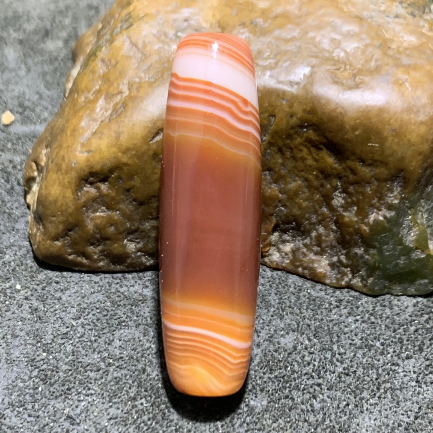 精美高玉化缠丝玛瑙桶珠一个，