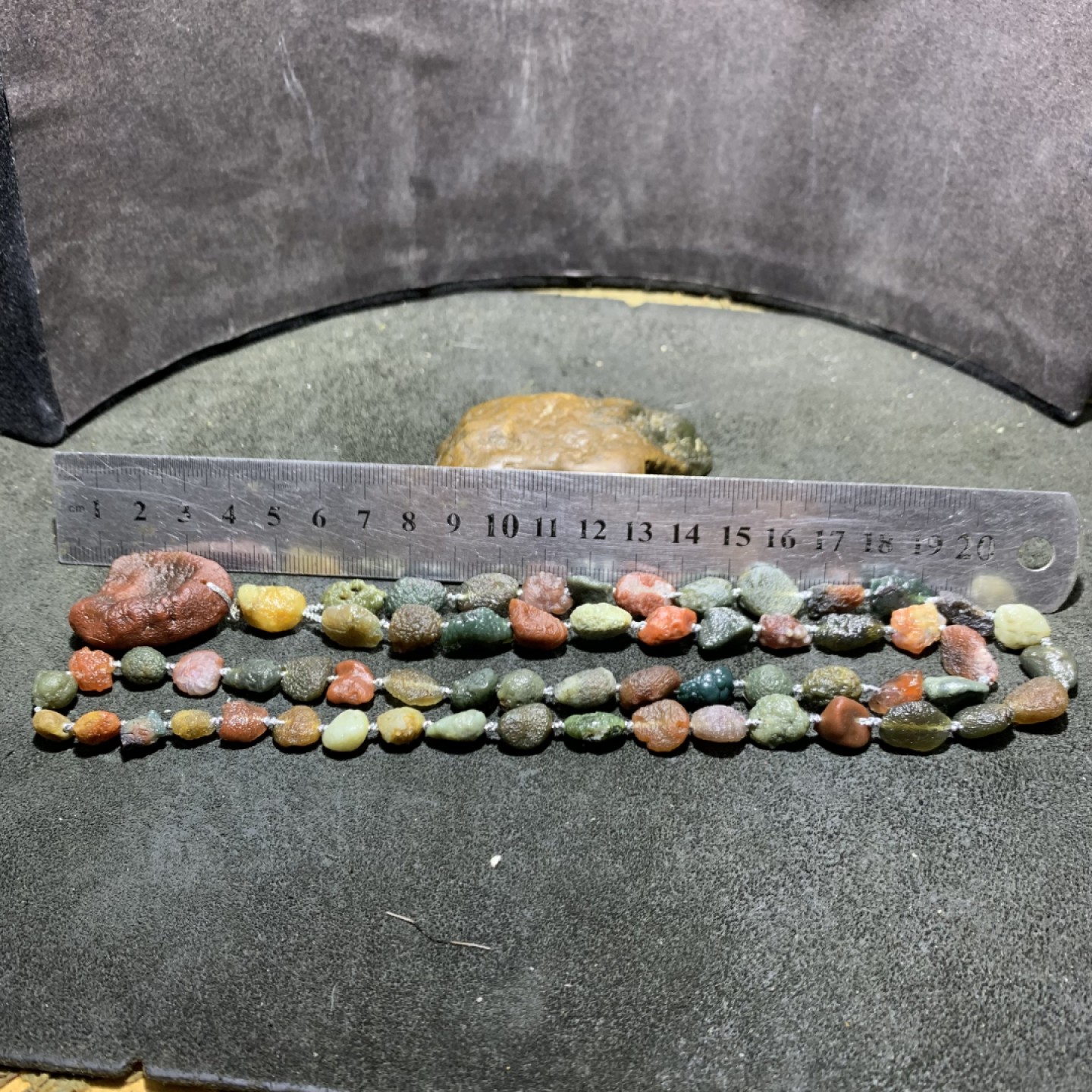 精美新疆黑山筋脉石玛瑙原石项链一条，