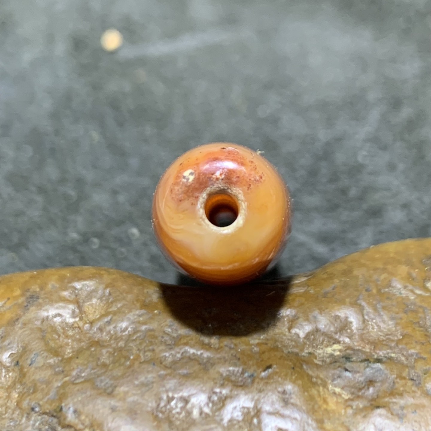 精美高玉化缠丝玛瑙桶珠一个，