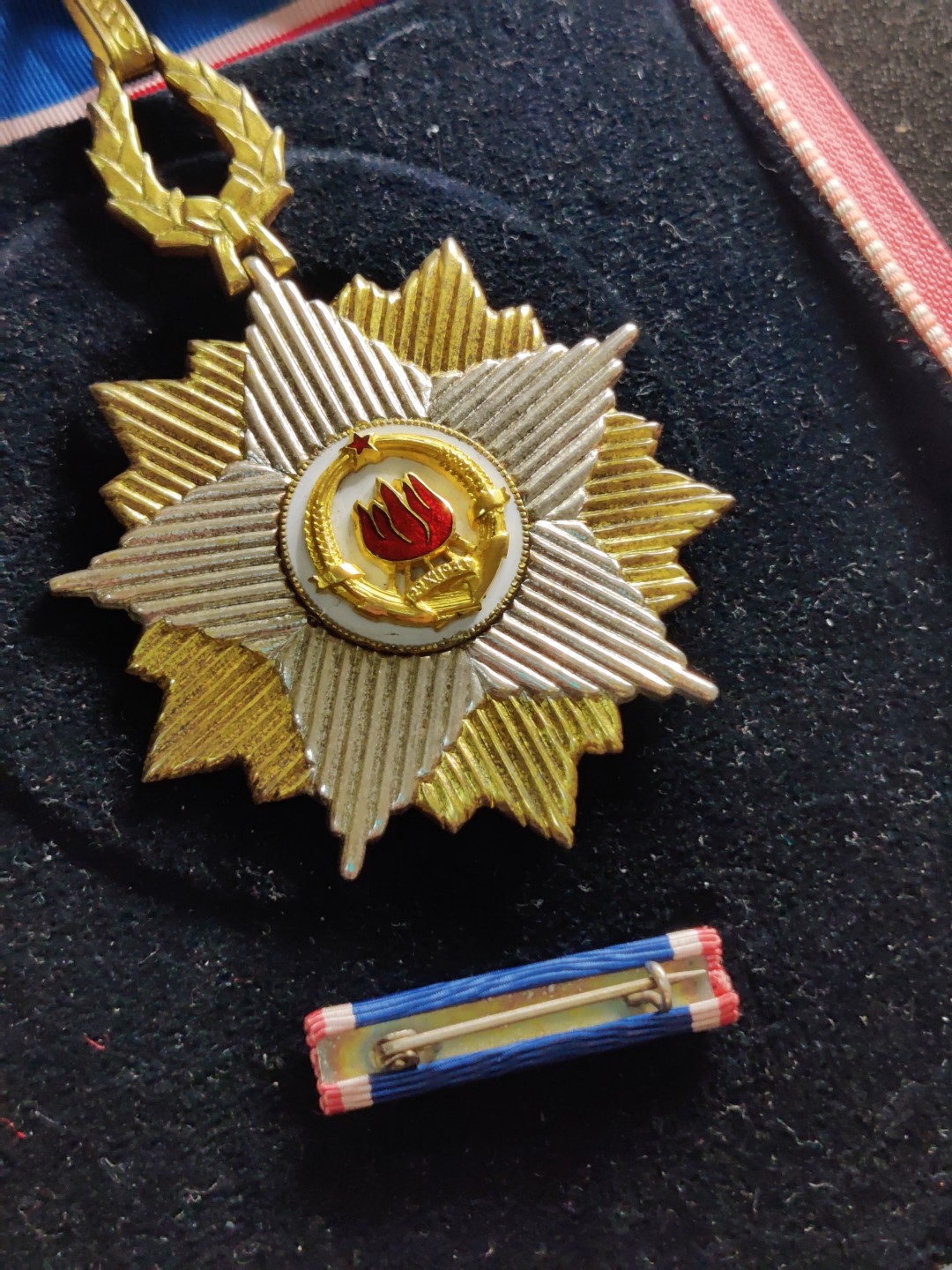 全场0元起拍 第34期 咸鱼国勋章拍卖专场 3月1日（周三）下午6：00开始 早期五火炬滚边盒版 南斯拉夫旗帜勋章颈授 带盒略+