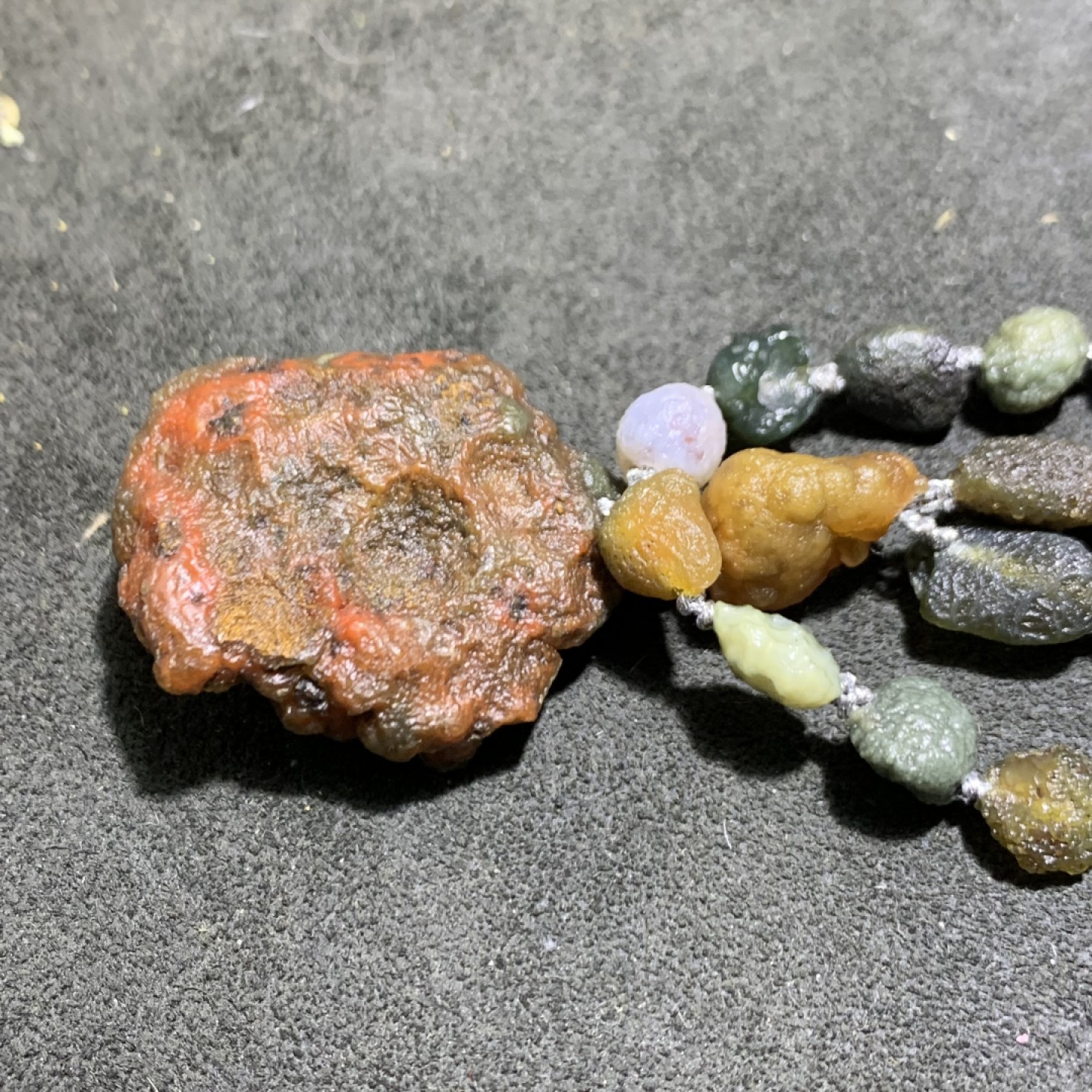 精美新疆黑山筋脉石玛瑙原石项链一条，