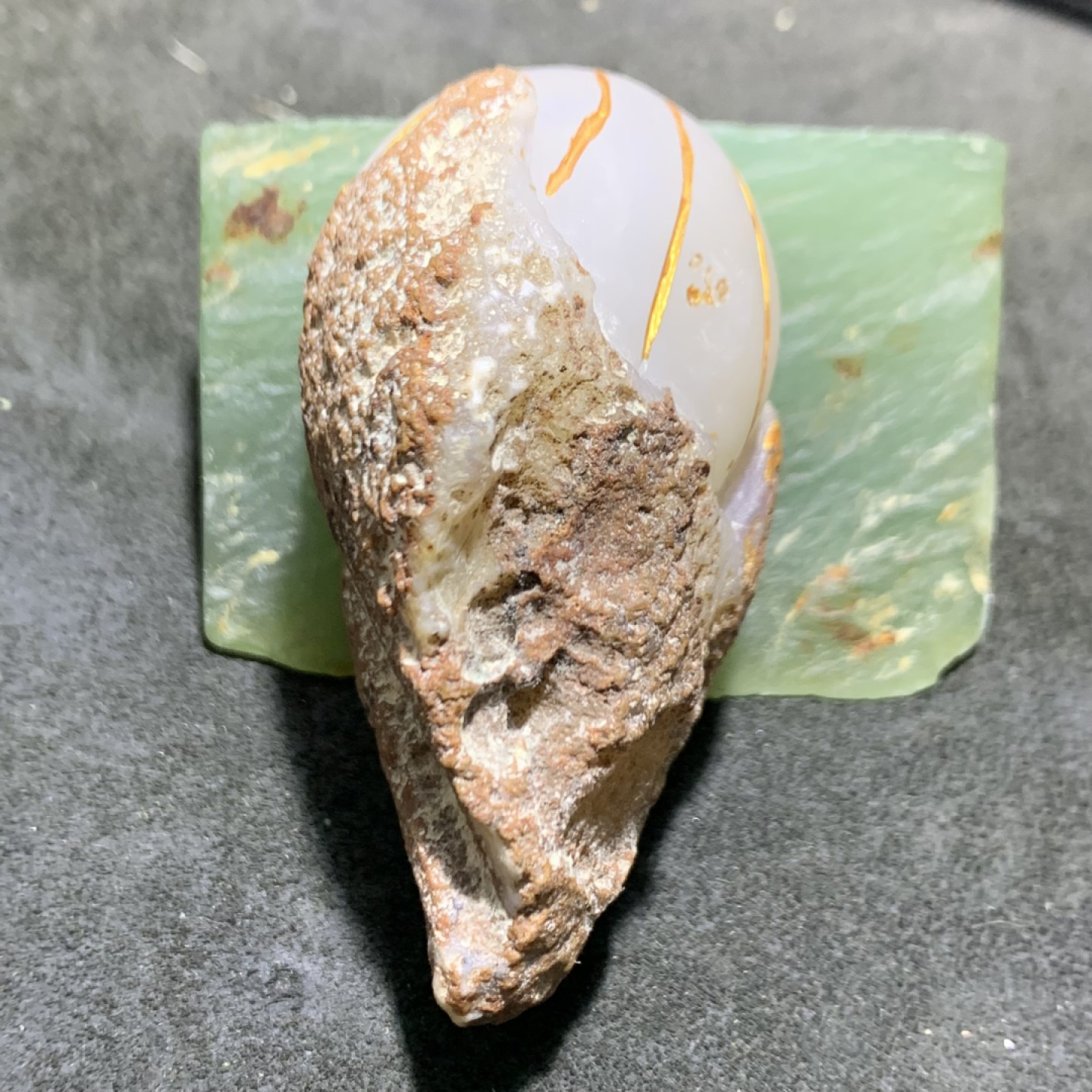 精美阜新玛瑙原皮雕刻富甲天下把件一个！