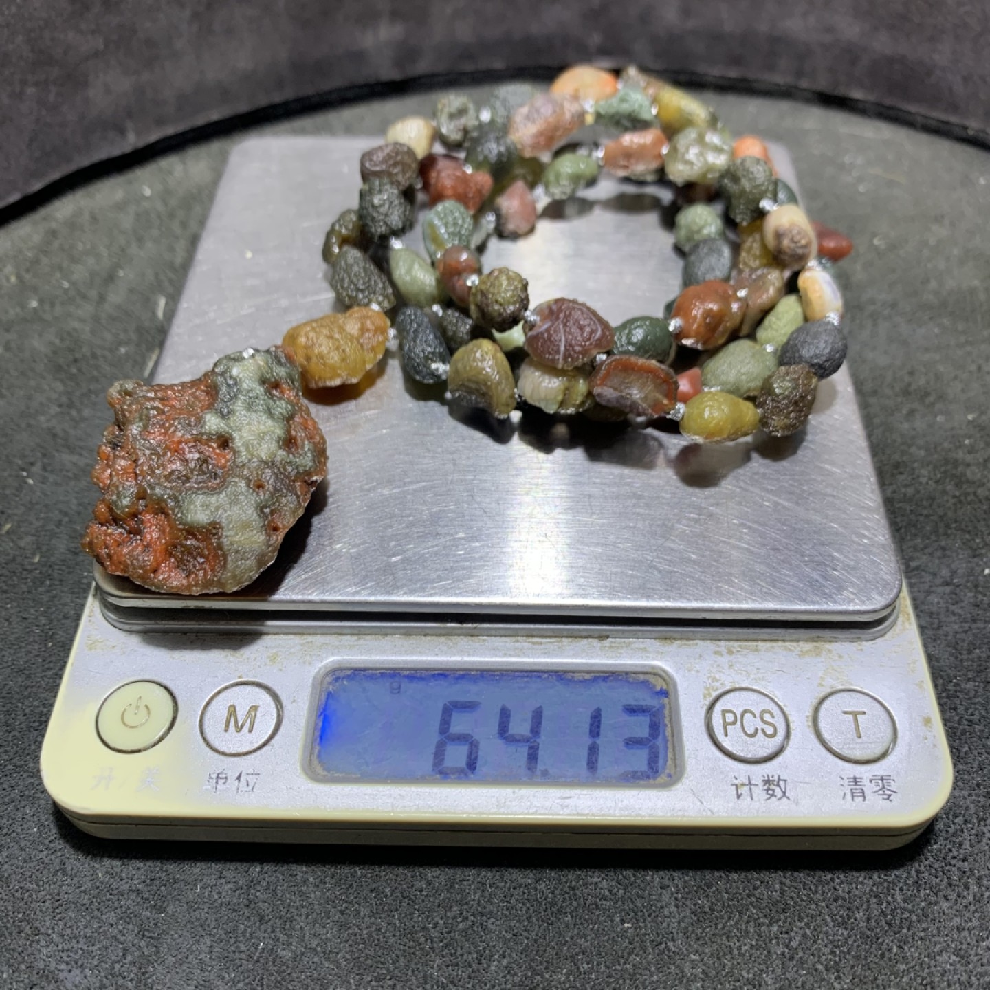 精美新疆黑山筋脉石玛瑙原石项链一条，