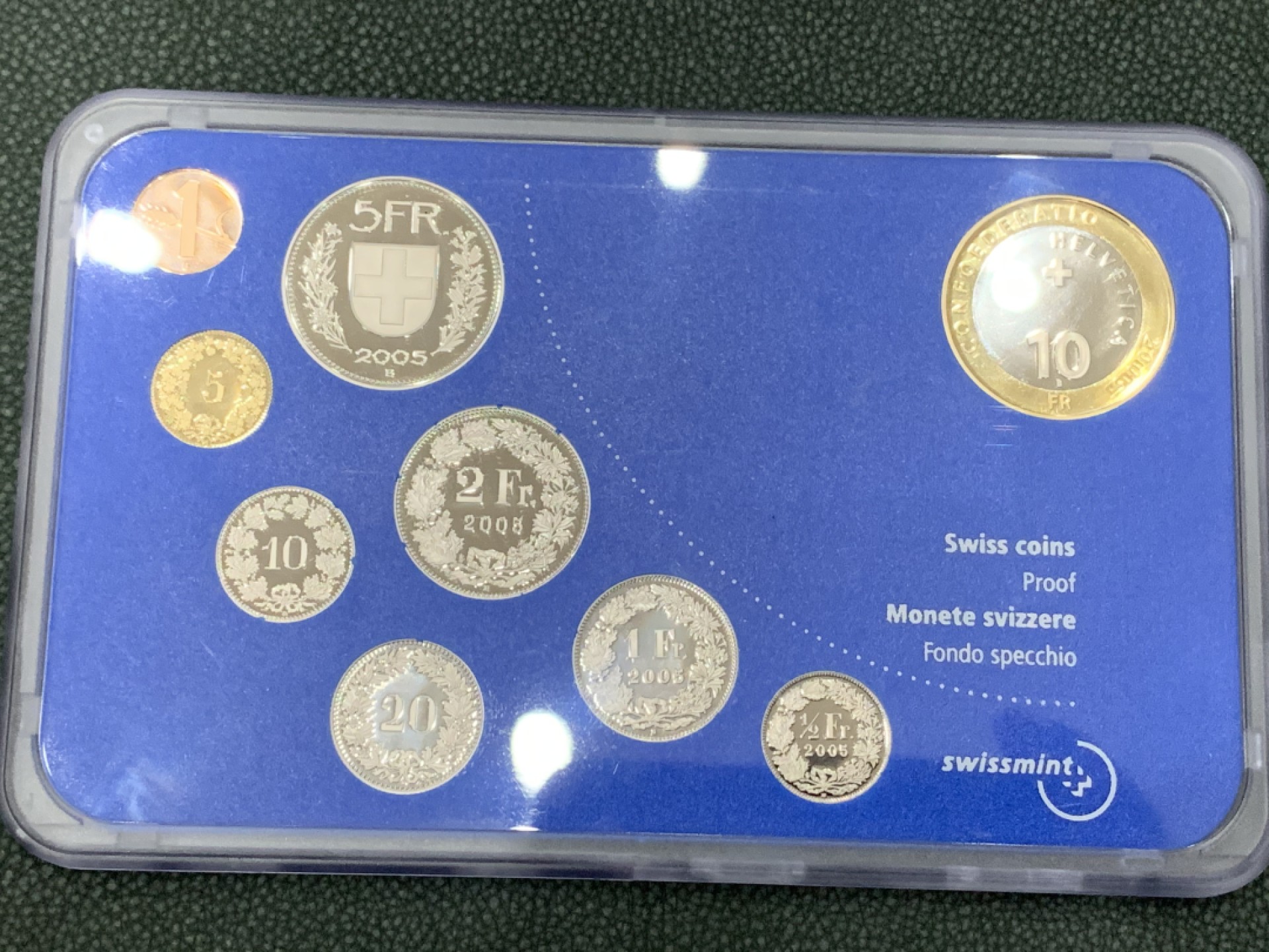 《竞宝斋》第140场-周日，周一，周四 3拍 (全场包邮) 瑞士2005年 九枚套PROOF精制套币 普通的是带法郎最大， 这套是带法郎双色币 ，非常少见