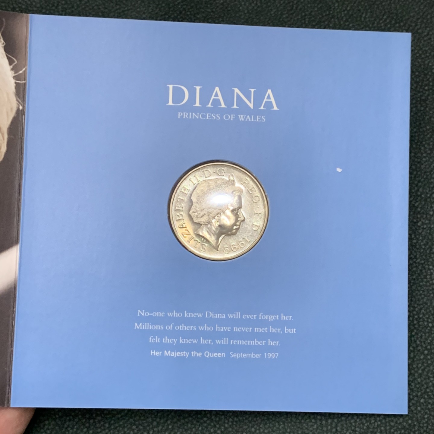 《竞宝斋》第140场-周日，周一，周四 3拍 (全场包邮) 英国 1999年 戴安娜5镑 克朗型大镍币 原包装 非常稀少