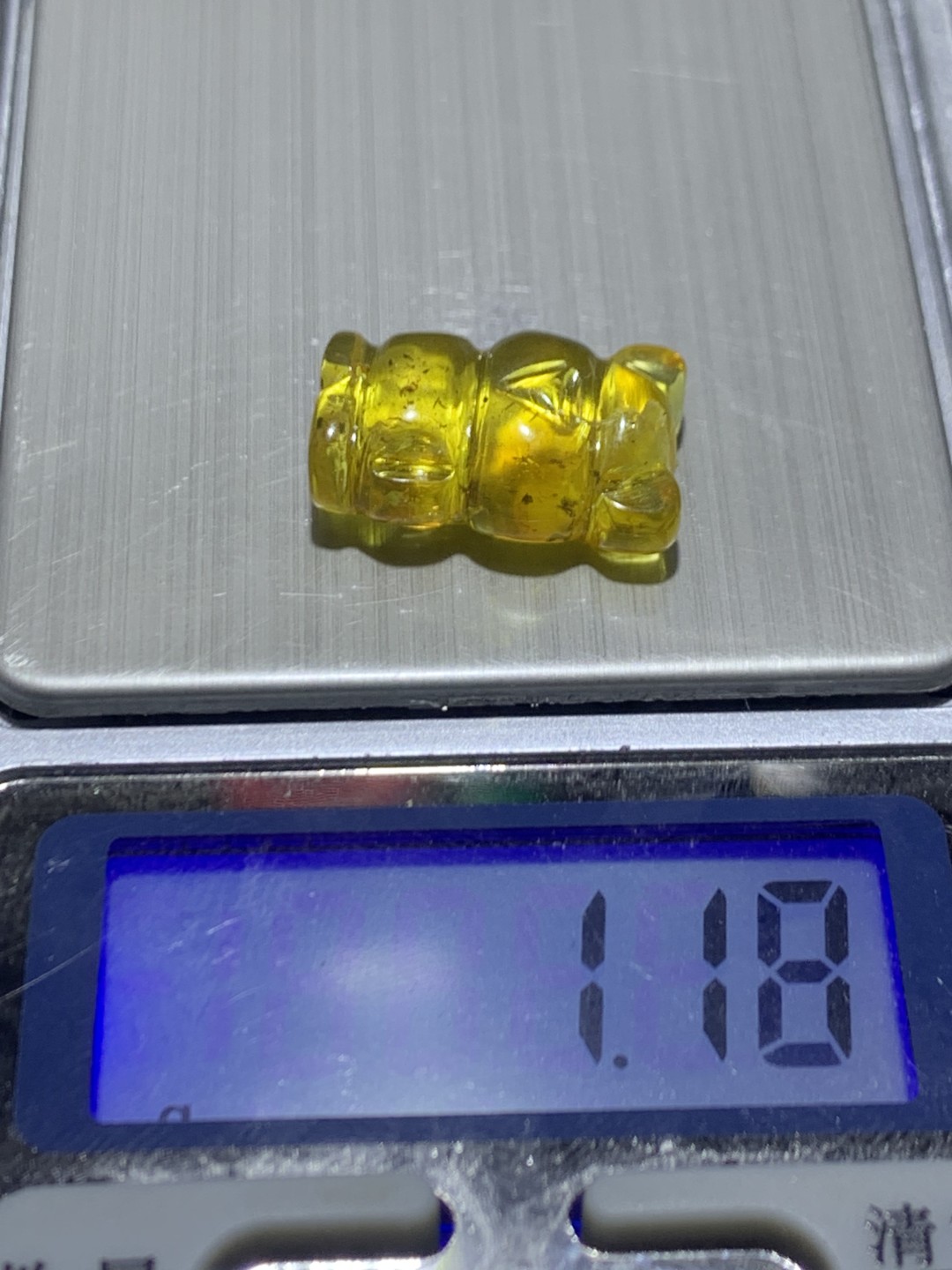 天然乌克兰蜜蜡雕刻小熊吊坠一个，