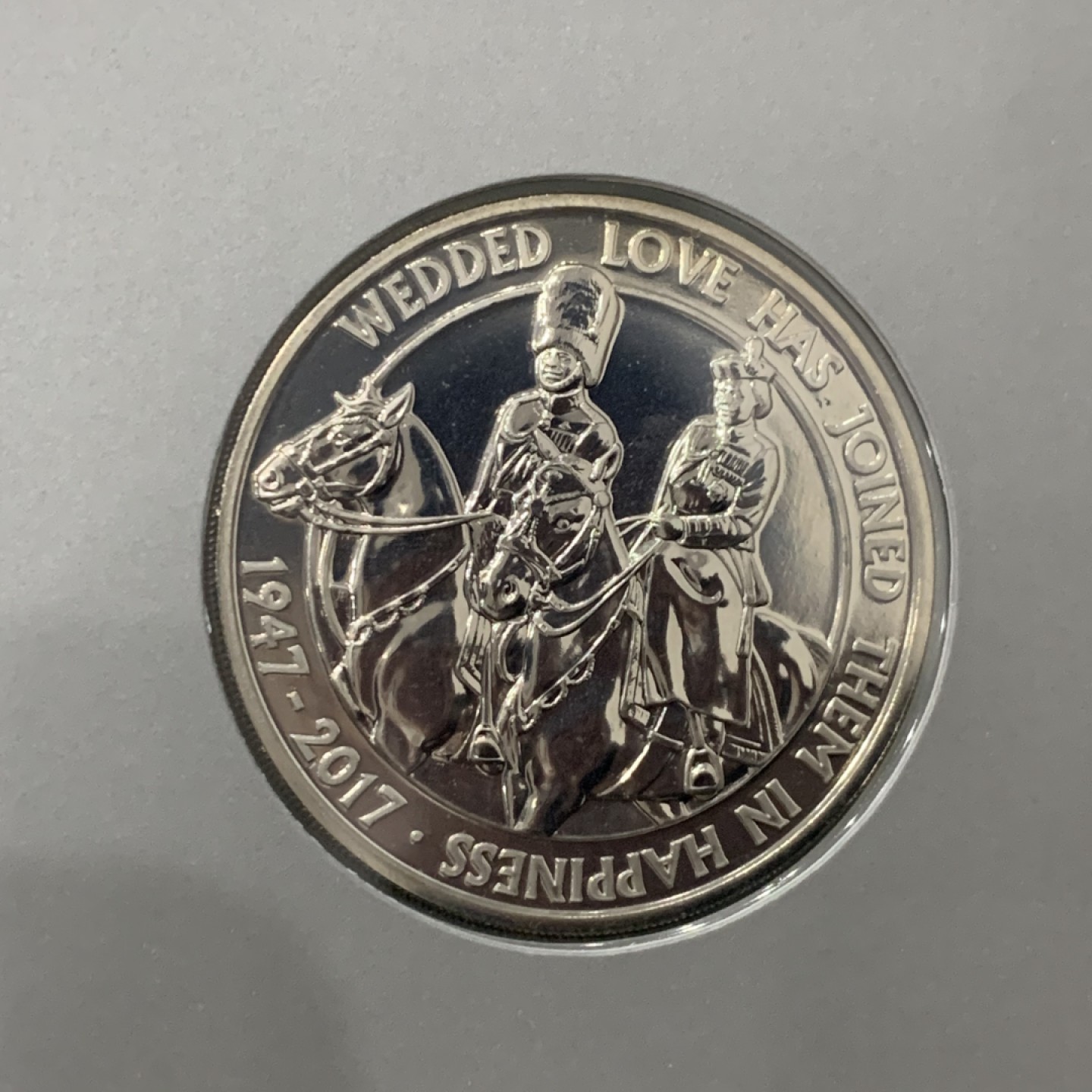 《竞宝斋》第140场-周日，周一，周四 3拍 (全场包邮) 英国 2017年 铂金婚纪念 5镑 克朗型大镍币 原包装 非常稀少
