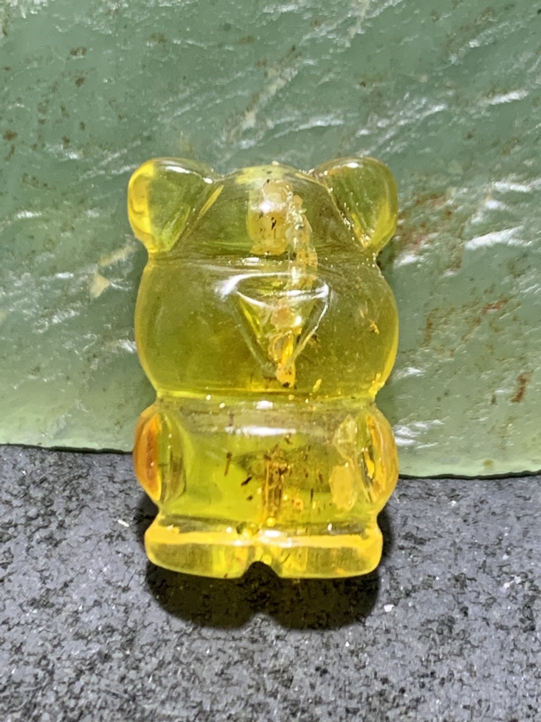 天然乌克兰蜜蜡雕刻小熊吊坠一个，