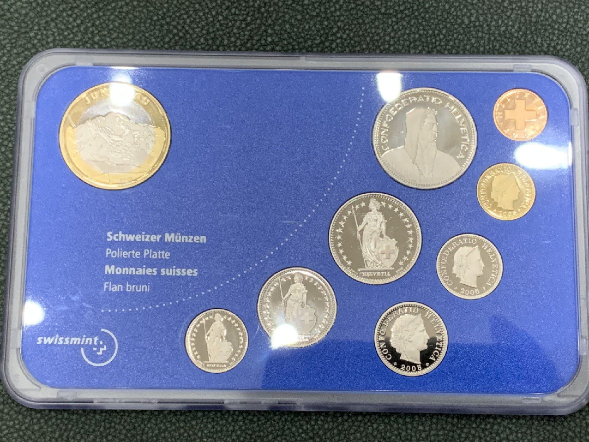 《竞宝斋》第140场-周日，周一，周四 3拍 (全场包邮) 瑞士2005年 九枚套PROOF精制套币 普通的是带法郎最大， 这套是带法郎双色币 ，非常少见