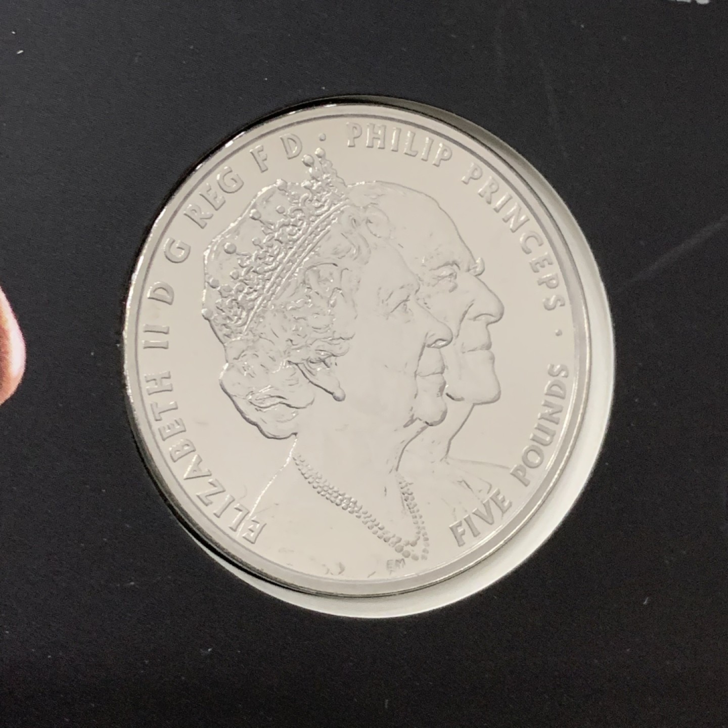 《竞宝斋》第140场-周日，周一，周四 3拍 (全场包邮) 英国 2017年 铂金婚纪念 5镑 克朗型大镍币 原包装 非常稀少