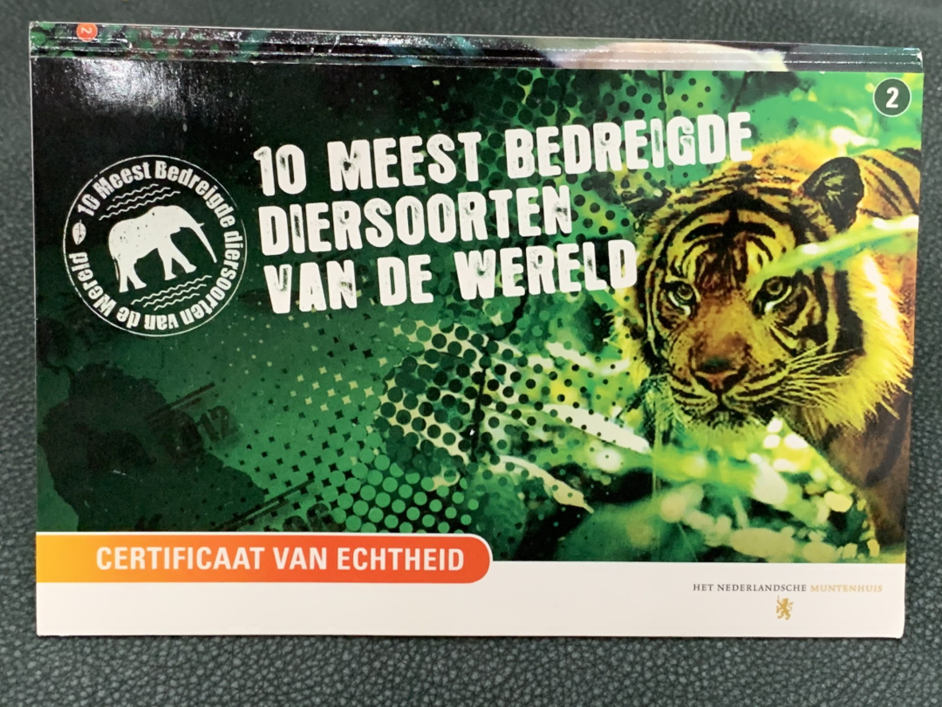 《竞宝斋》第140场-周日，周一，周四 3拍 (全场包邮) 荷兰 保护动物系列 孟加拉虎 带邮票250分 和一枚铜镀金章 28克 发行量5000枚 ，首见