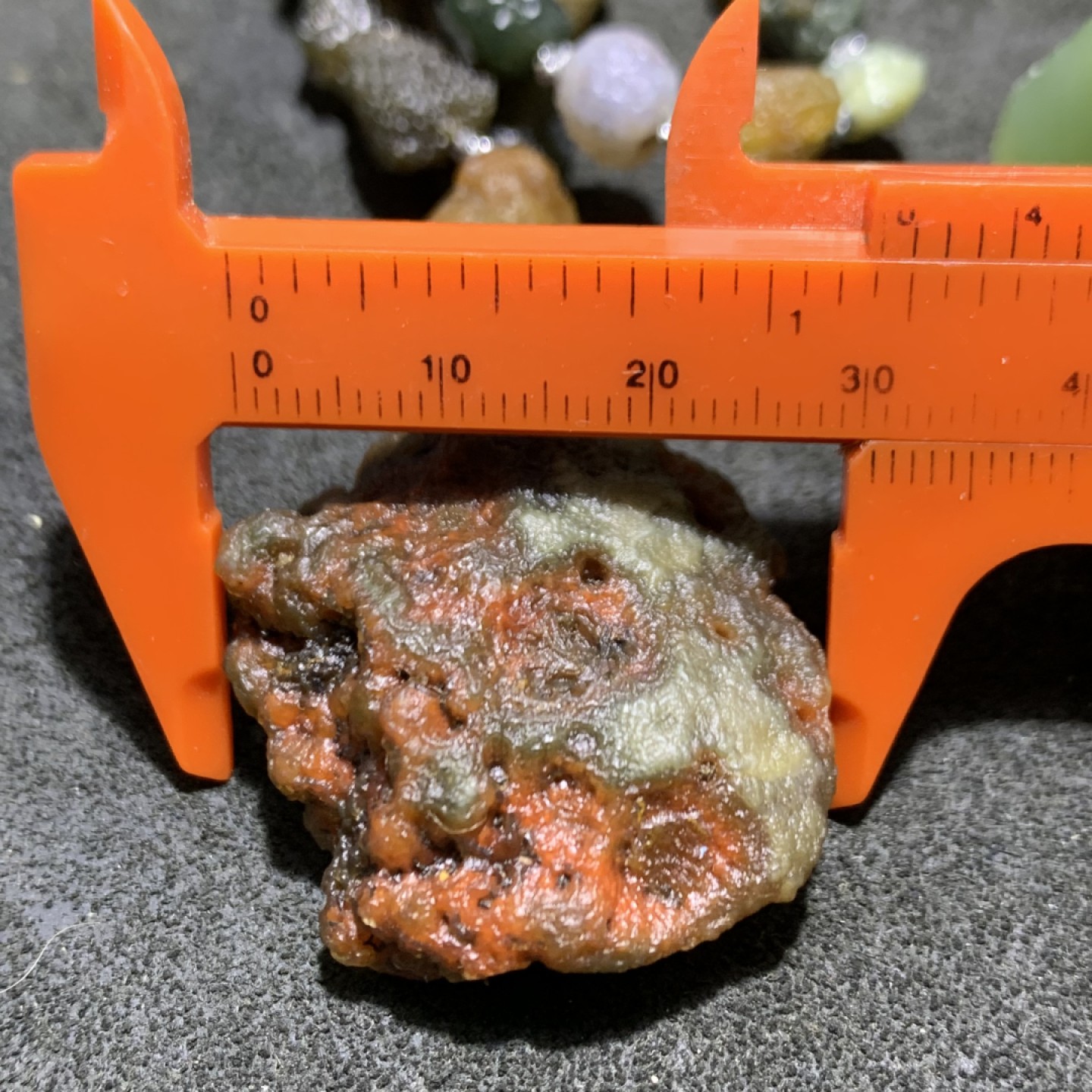 精美新疆黑山筋脉石玛瑙原石项链一条，