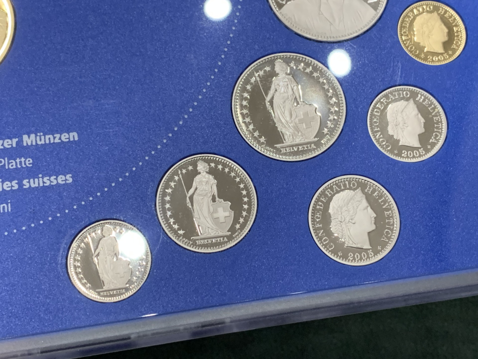 《竞宝斋》第140场-周日，周一，周四 3拍 (全场包邮) 瑞士2005年 九枚套PROOF精制套币 普通的是带法郎最大， 这套是带法郎双色币 ，非常少见