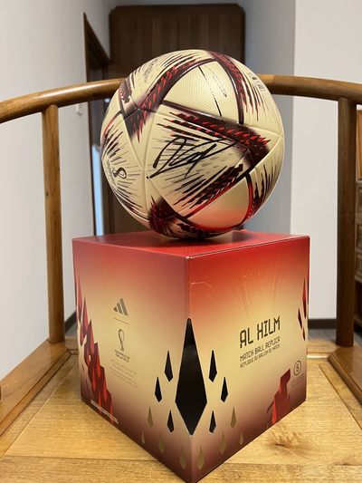 零元拍：新科世界足球先生莱昂内尔.梅西，FIFA年度最佳男足门将达米安.马丁内斯，“天使”迪玛利亚，梅老板“保镖”德保罗以及劳塔罗.马丁内斯五位世界杯冠军核心成员亲笔签名2022卡塔尔世界杯官方四强训练球。 - 零元拍：新科世界足球先生莱昂内尔.梅西，FIFA年度最佳男足门将达米安.马丁内斯，“天使”迪玛利亚，梅老板“保镖”德保罗以及劳塔罗.马丁内斯五位世界杯冠军核心成员亲笔签名2022卡塔尔世界杯官方四强训练球。