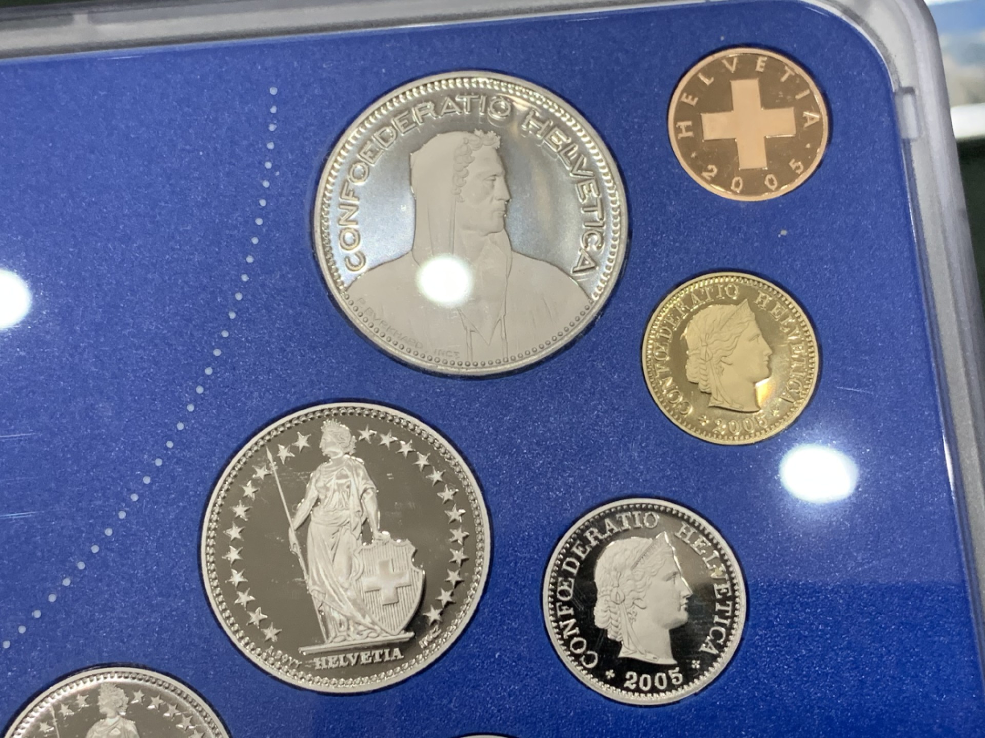 《竞宝斋》第140场-周日，周一，周四 3拍 (全场包邮) 瑞士2005年 九枚套PROOF精制套币 普通的是带法郎最大， 这套是带法郎双色币 ，非常少见