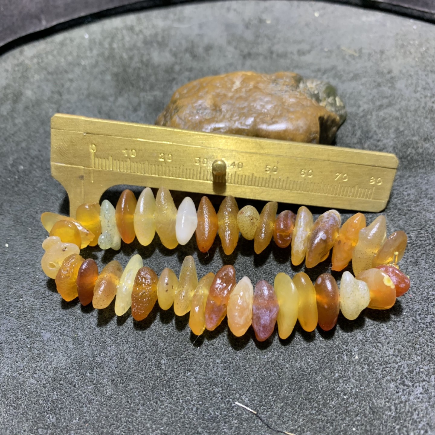 精美阿拉善瓜子型原石手串一条