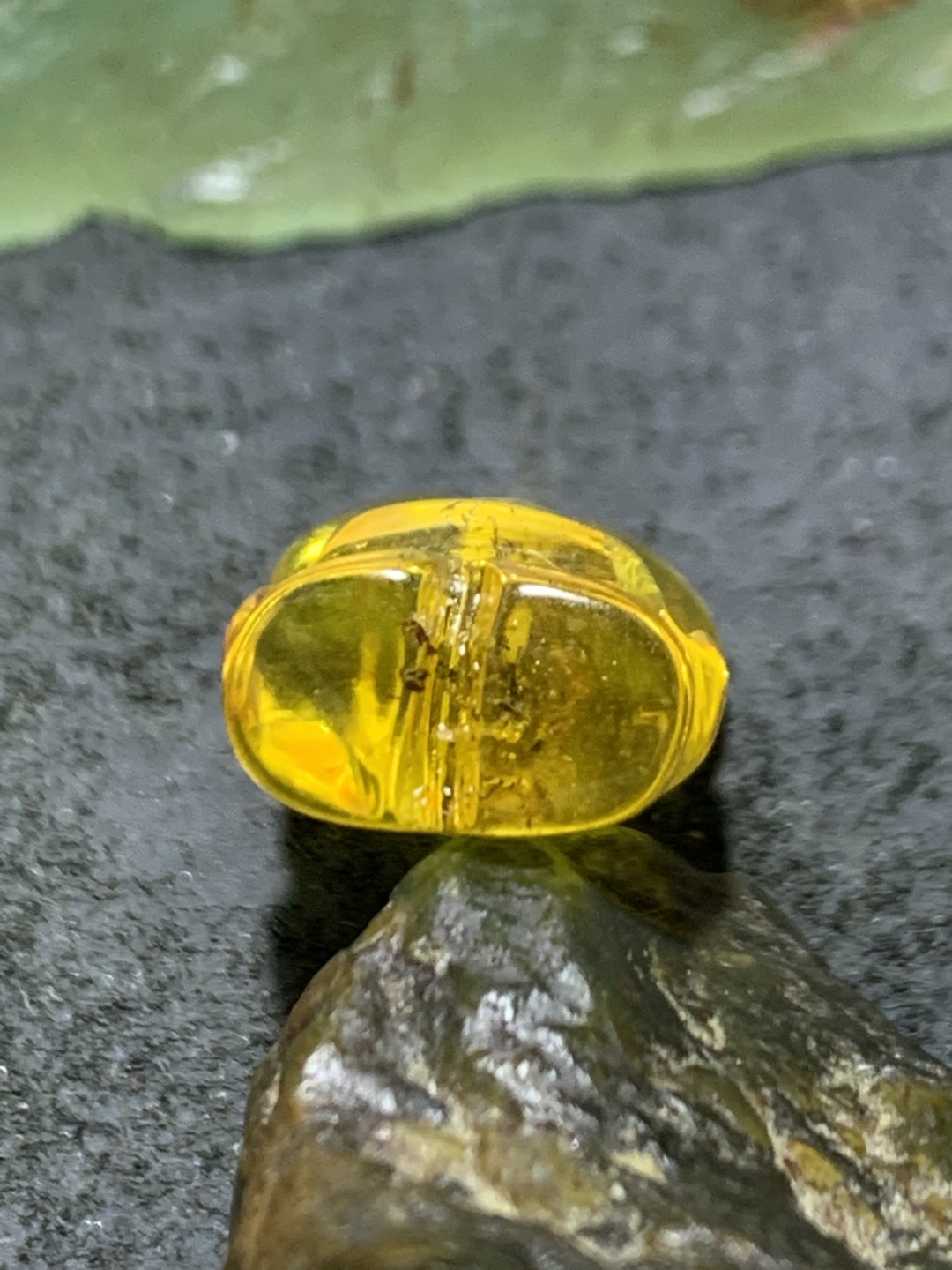 天然乌克兰蜜蜡雕刻小熊吊坠一个，