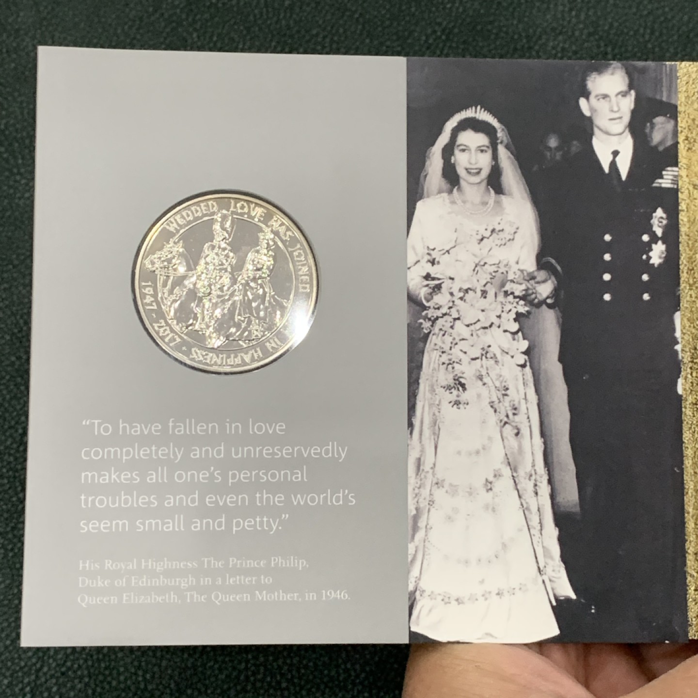 《竞宝斋》第140场-周日，周一，周四 3拍 (全场包邮) 英国 2017年 铂金婚纪念 5镑 克朗型大镍币 原包装 非常稀少