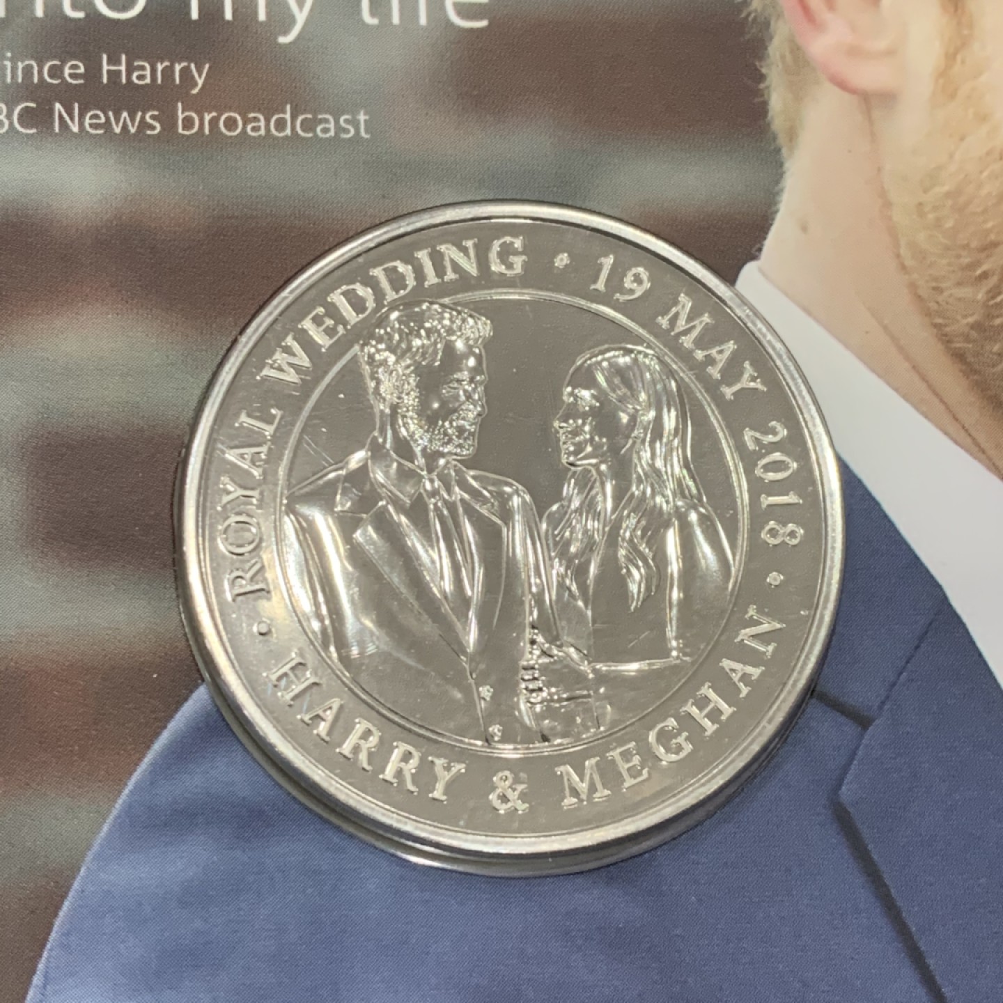 《竞宝斋》第140场-周日，周一，周四 3拍 (全场包邮) 英国 2018年 亨利王子皇家婚礼纪念 5镑 克朗型大镍币 原包装 非常稀少