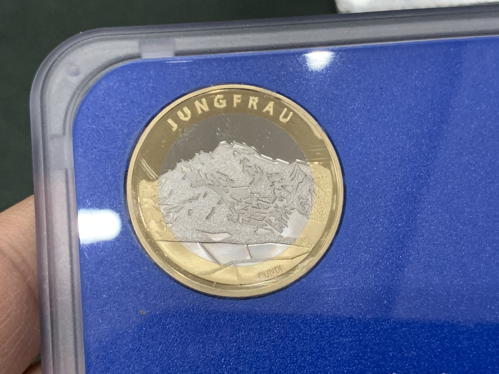 《竞宝斋》第140场-周日，周一，周四 3拍 (全场包邮) 瑞士2005年 九枚套PROOF精制套币 普通的是带法郎最大， 这套是带法郎双色币 ，非常少见