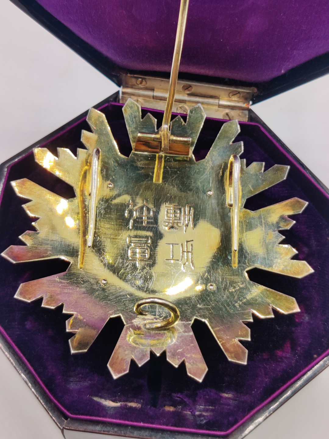 全场0元起拍 第35期 咸鱼国勋章拍卖专场 3月5日（周日）下午6：00开始 明治时期八角盒二等瑞宝章 早期内缩珐琅 银制