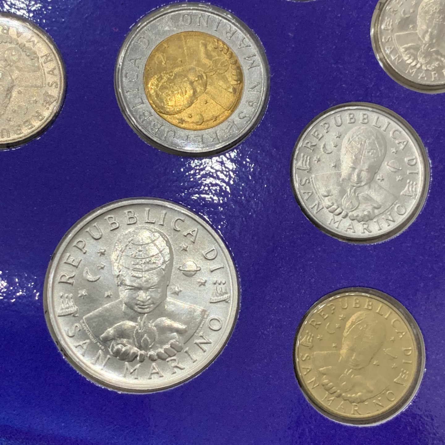 《竞宝斋》第140场-周日，周一，周四 3拍 (全场包邮) 圣马力诺 1996年 十枚套 不同面值 最大枚是银币1000里拉 原厂封装 非常漂亮