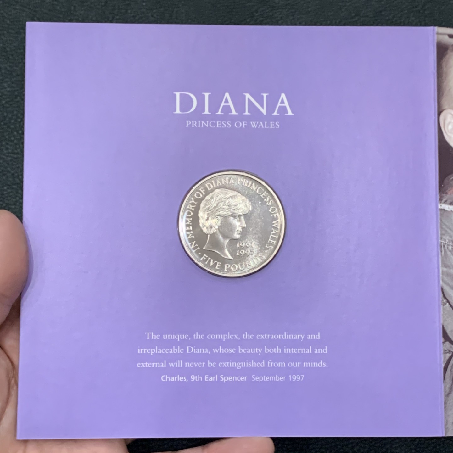 《竞宝斋》第140场-周日，周一，周四 3拍 (全场包邮) 英国 1999年 戴安娜5镑 克朗型大镍币 原包装 非常稀少