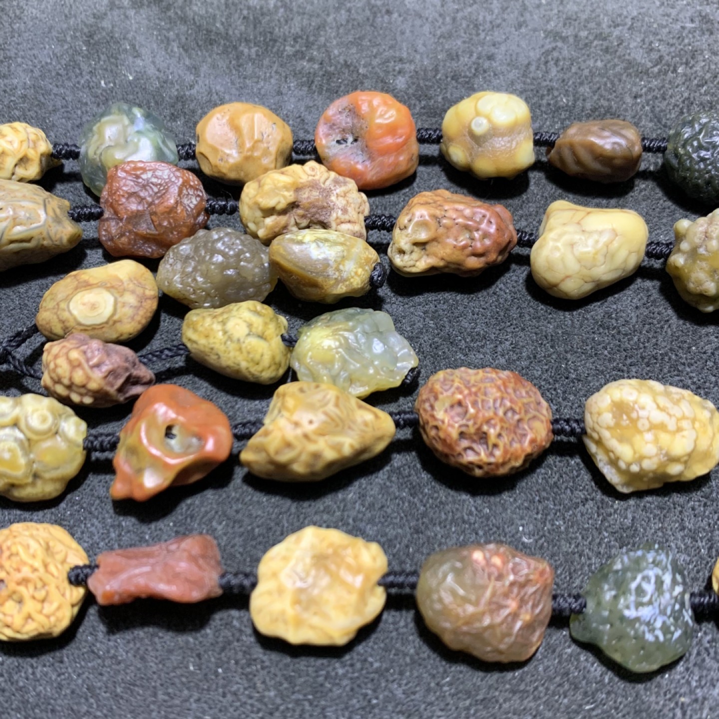 精美阿拉善大颗粒筋脉石项链一条