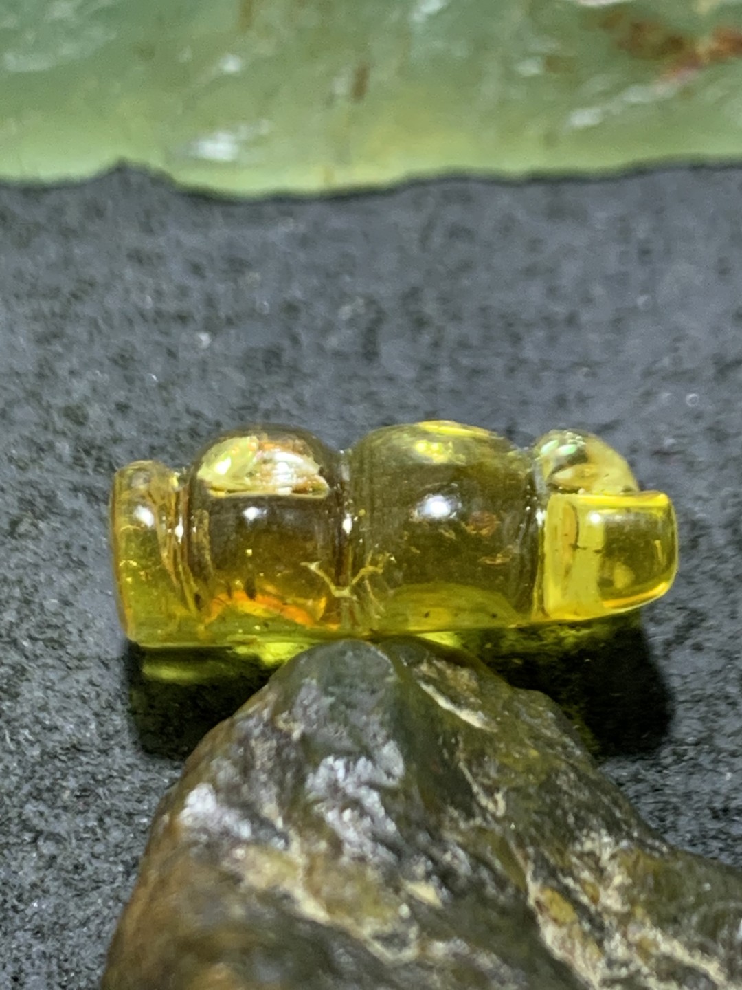 天然乌克兰蜜蜡雕刻小熊吊坠一个，