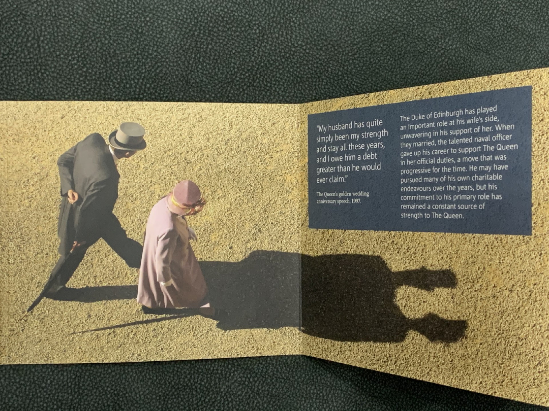 《竞宝斋》第140场-周日，周一，周四 3拍 (全场包邮) 英国 2017年 铂金婚纪念 5镑 克朗型大镍币 原包装 非常稀少