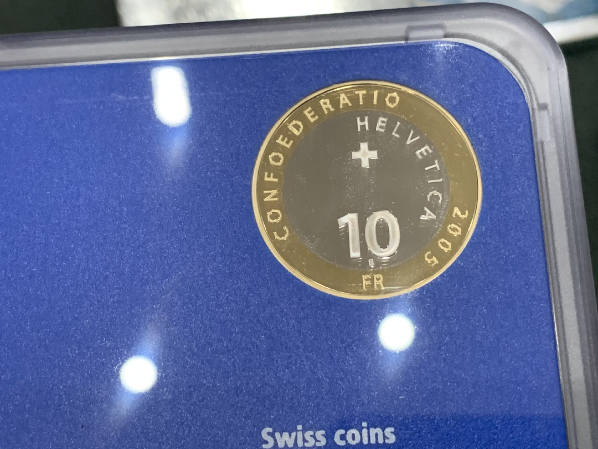 《竞宝斋》第140场-周日，周一，周四 3拍 (全场包邮) 瑞士2005年 九枚套PROOF精制套币 普通的是带法郎最大， 这套是带法郎双色币 ，非常少见