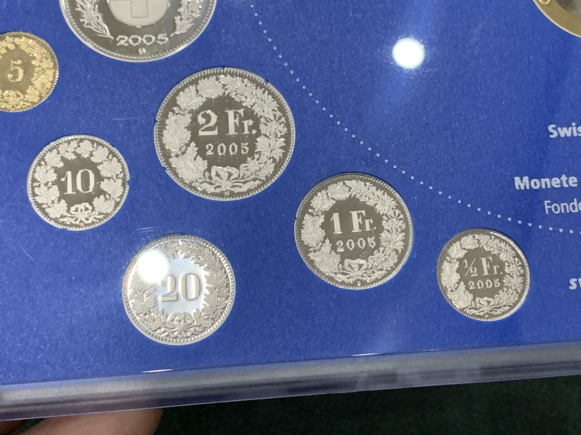 《竞宝斋》第140场-周日，周一，周四 3拍 (全场包邮) 瑞士2005年 九枚套PROOF精制套币 普通的是带法郎最大， 这套是带法郎双色币 ，非常少见