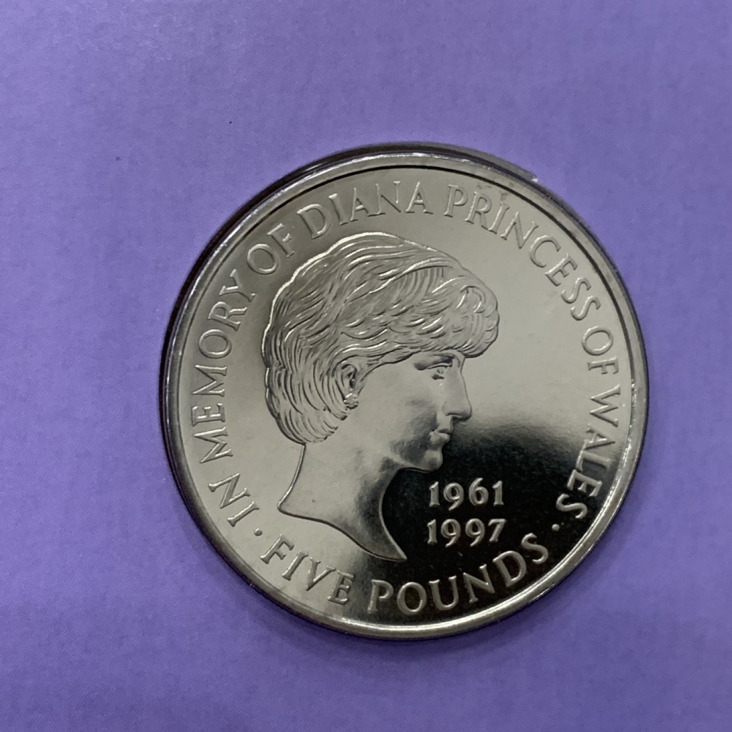 《竞宝斋》第140场-周日，周一，周四 3拍 (全场包邮) 英国 1999年 戴安娜5镑 克朗型大镍币 原包装 非常稀少